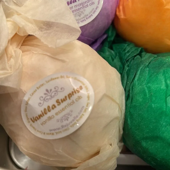 NWT Bath Bombs Aromatic Essential Oils. - Picture 3 of 11